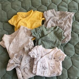 Newborn bodysuits - set of 6